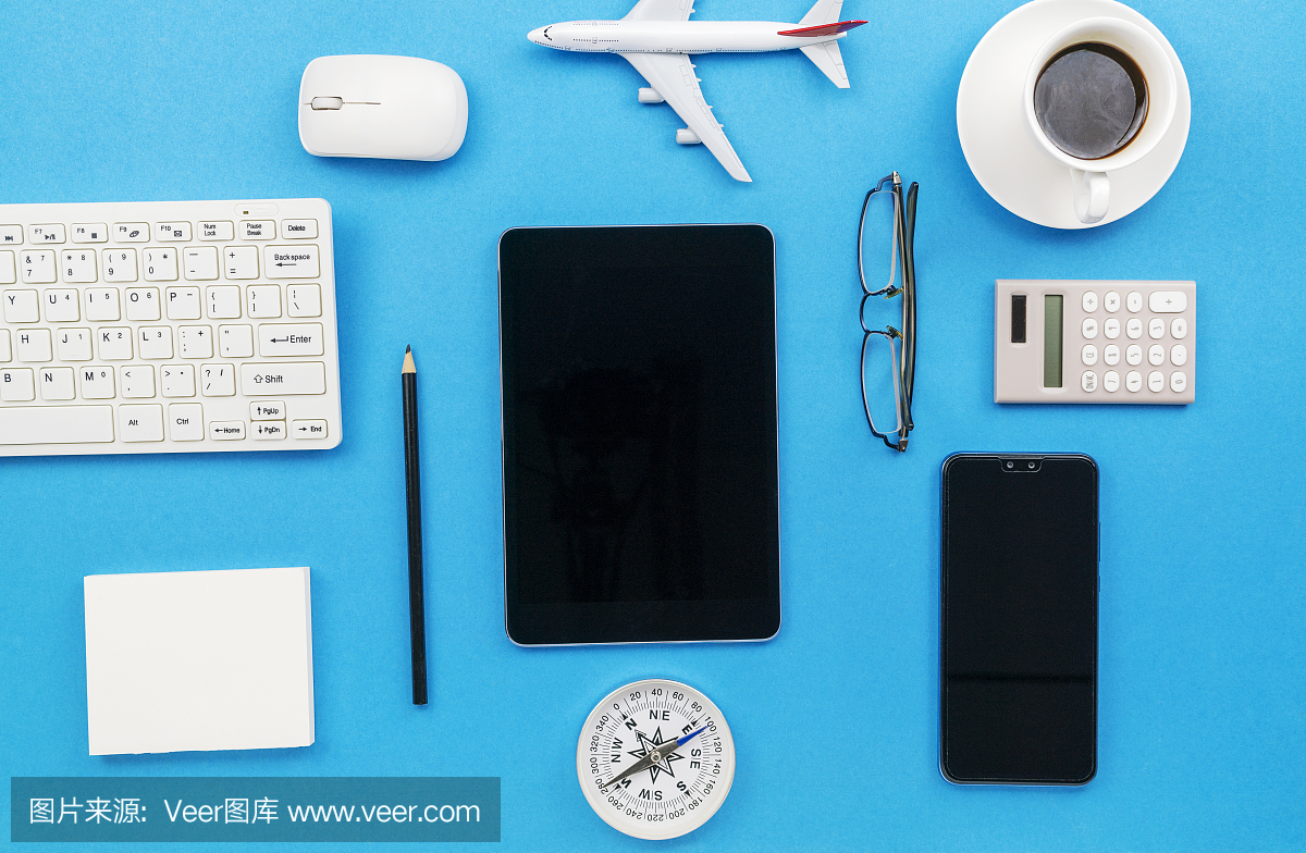 俯視圖的辦公室辦公桌桌子的業(yè)務(wù)工作場(chǎng)所和業(yè)務(wù)對(duì)象上的藍(lán)色背景